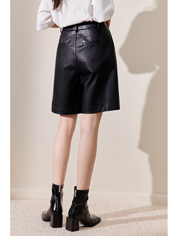 黒パンツ 合皮プリーツハーフパンツ