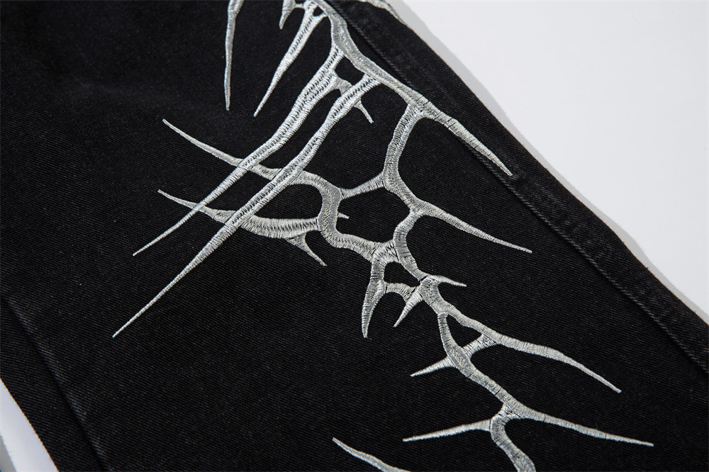 黒パンツ 刺繍入り黒デニムパンツ 男女兼用 ワイドフレア