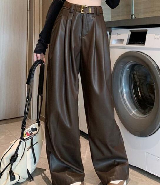 黒パンツ 秋冬新作　黒革風ワイドレザーパンツ　ベルト付き