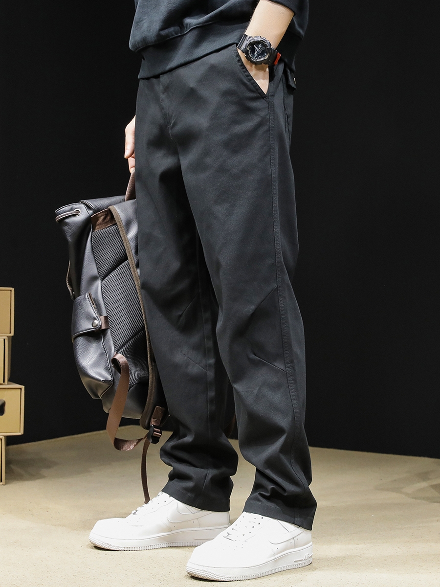 黒パンツ リラックス感のある大人のチノパン