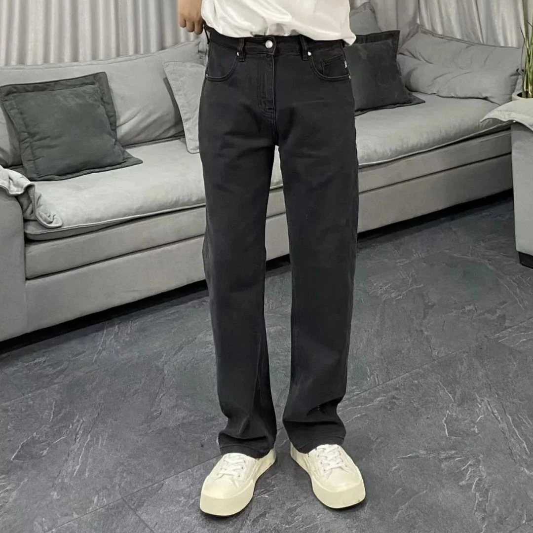 黒パンツ すっきりシルエット ストレートデニム