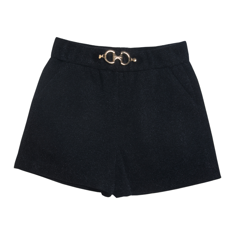 黒パンツ 高級感溢れる金具付きウールショートパンツ