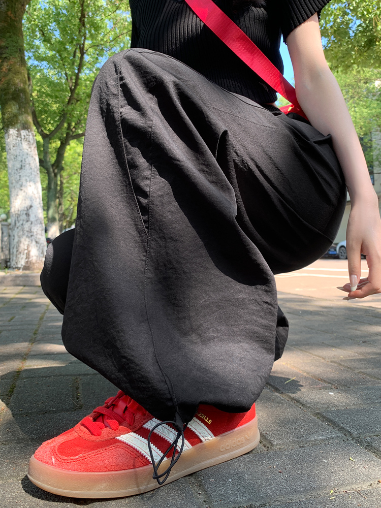 黒パンツ ゆったりシルエットワイドカーゴパンツ