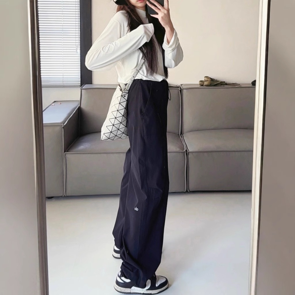 黒パンツ ゆったりシルエットワイドカーゴパンツ