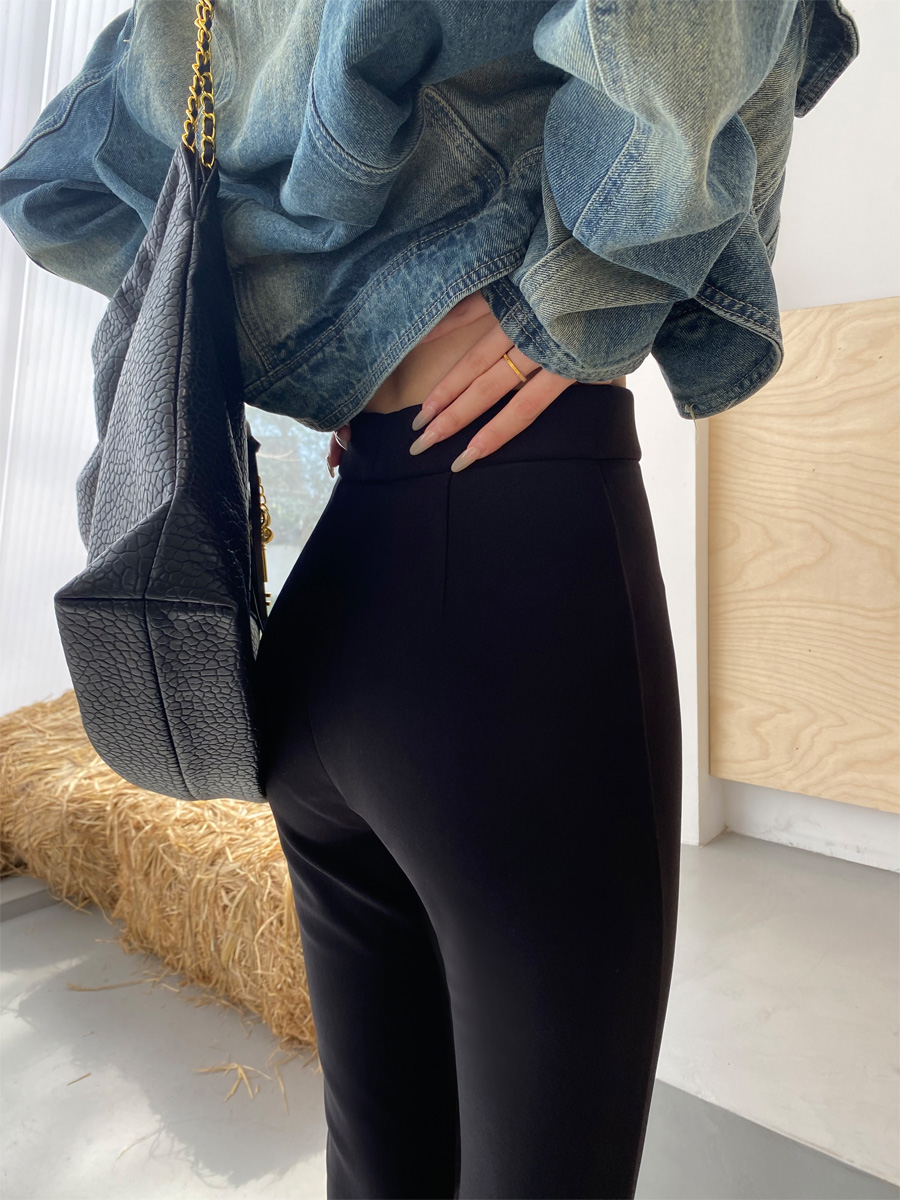 黒パンツ すっきりシルエットフレアパンツ