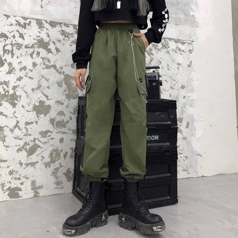 黒パンツ チェーン飾り付き機能的カーゴパンツ