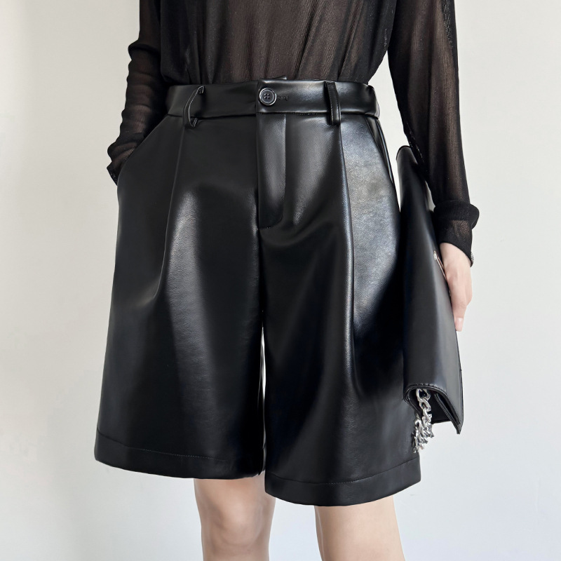 黒パンツ 艶やか革調ワイドショート