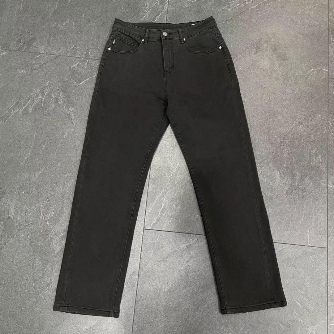 黒パンツ すっきりシルエット ストレートデニム