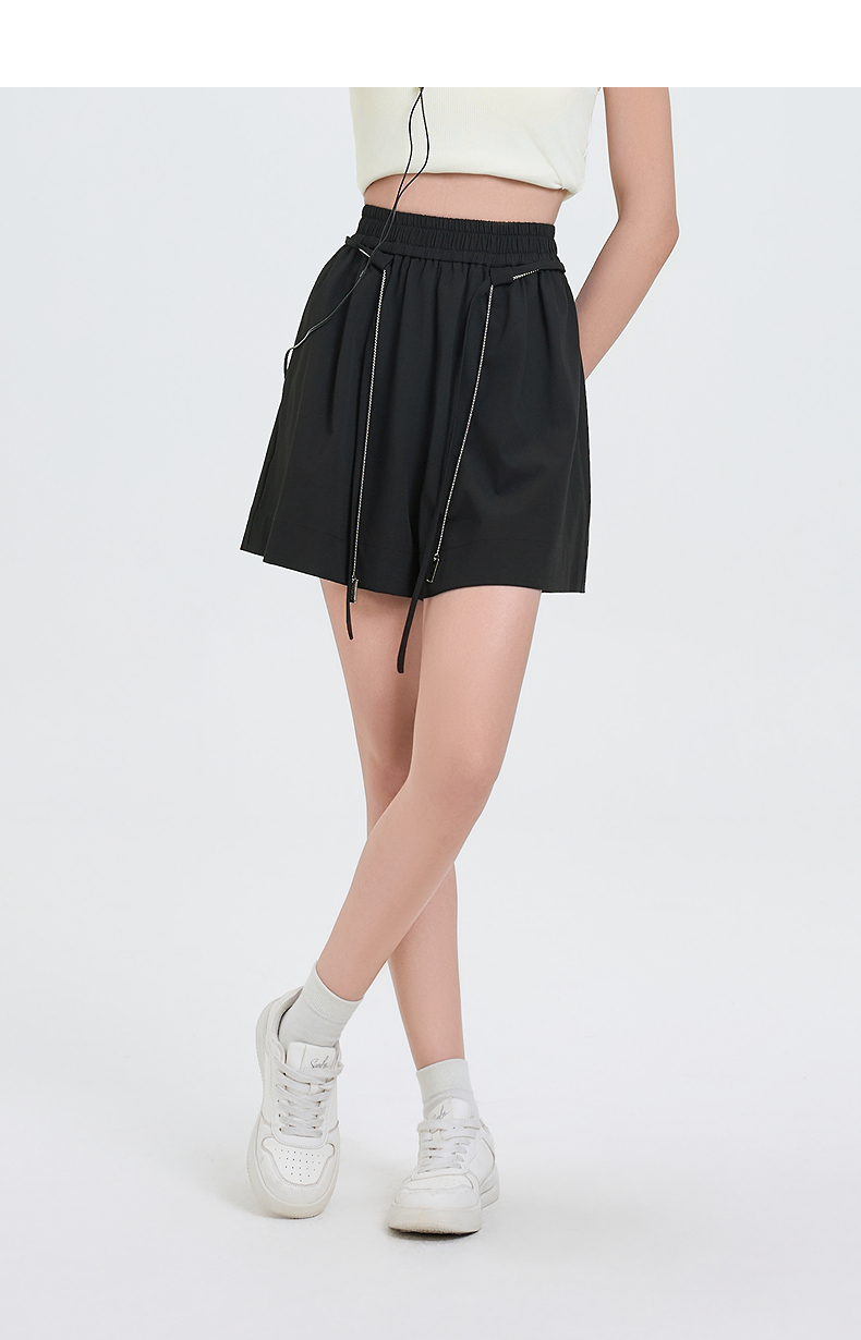 黒パンツ 紐飾りゆったりショートパンツ