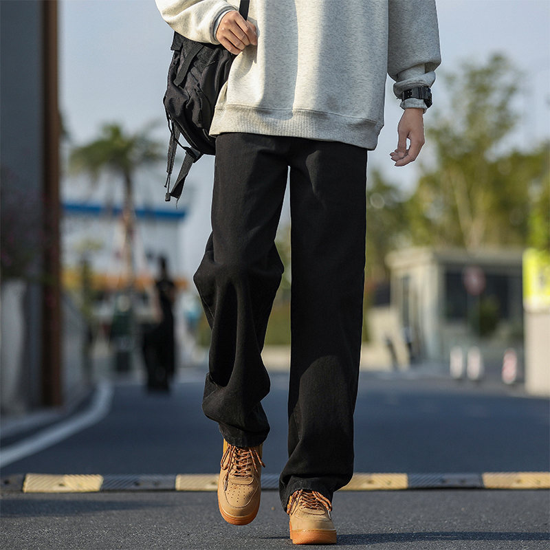 黒パンツ ゆったりシルエットストレートデニム