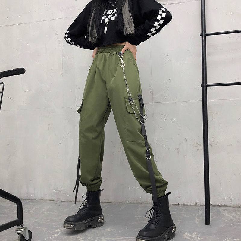 黒パンツ チェーン飾り付き機能的カーゴパンツ