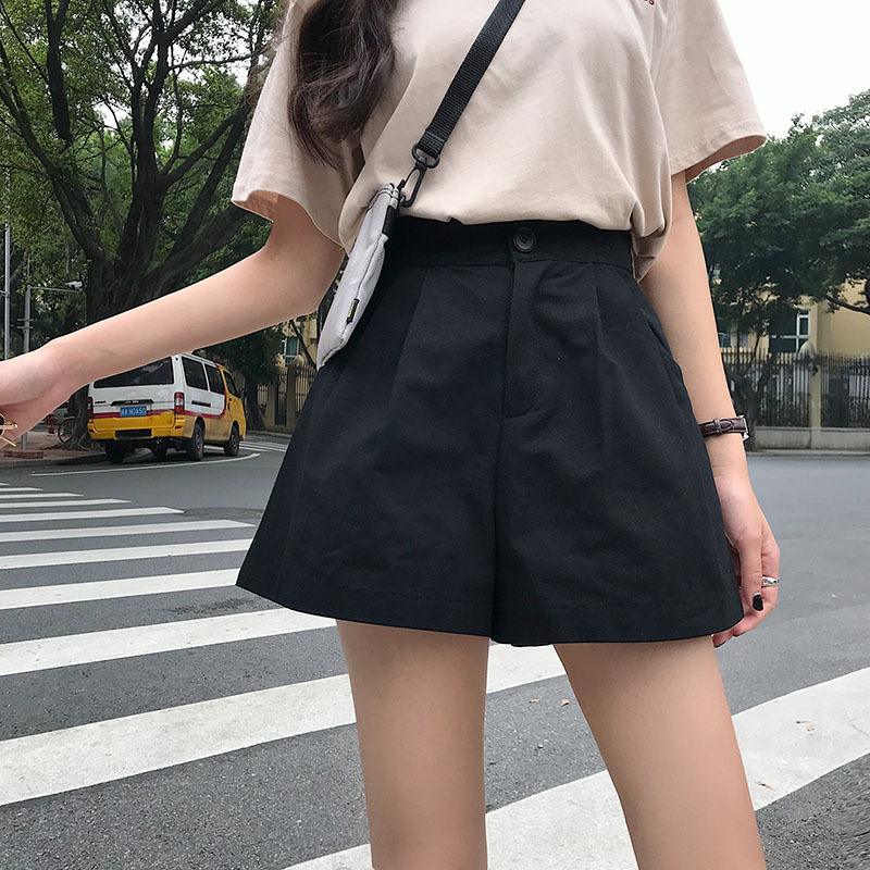 黒パンツ タックデザイン ふんわりショート