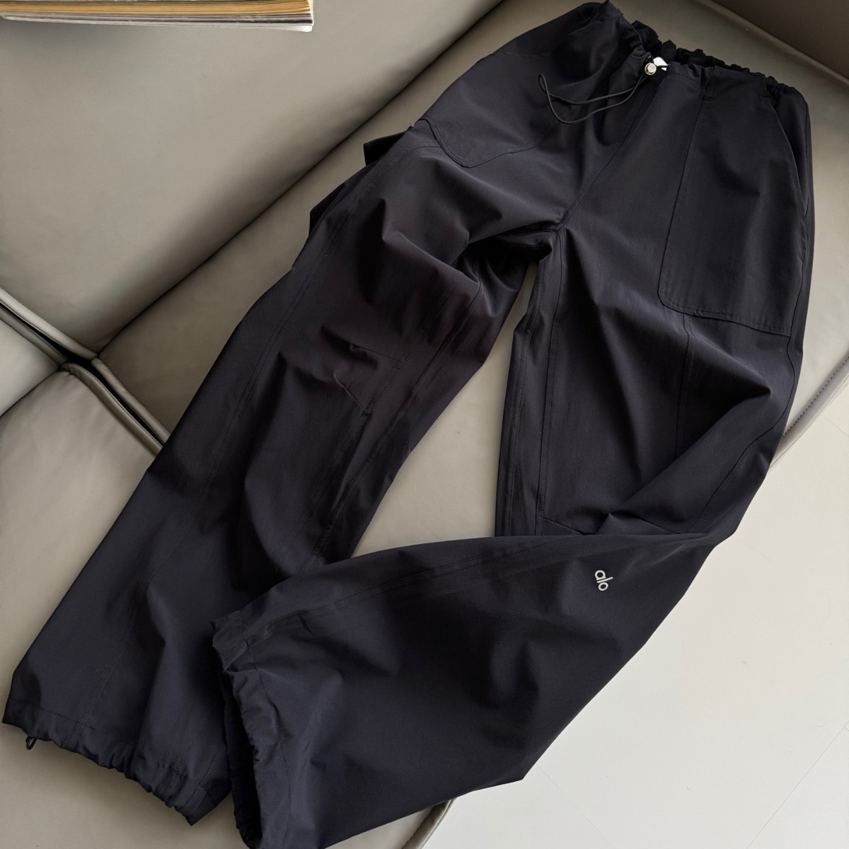 黒パンツ ゆったりシルエットワイドカーゴパンツ