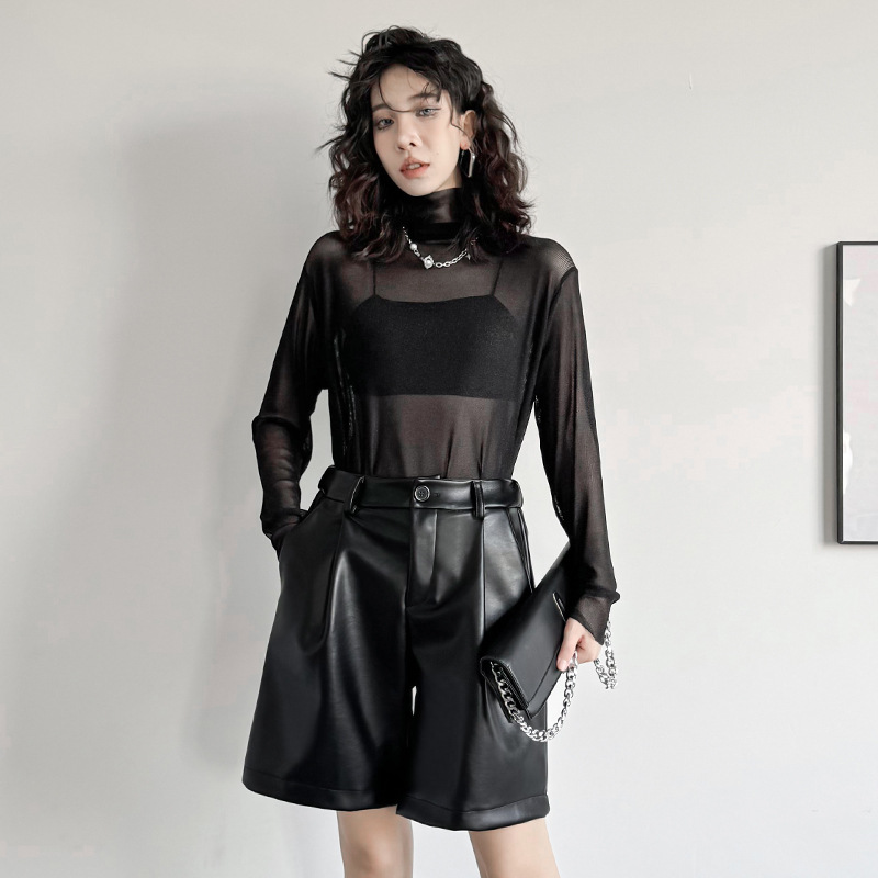 黒パンツ 艶やか革調ワイドショート