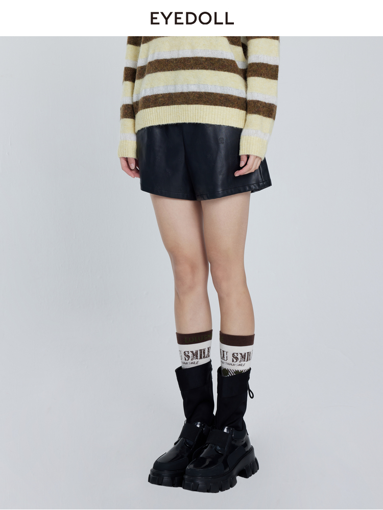 黒パンツ 合皮素材の洗練ショートパンツ