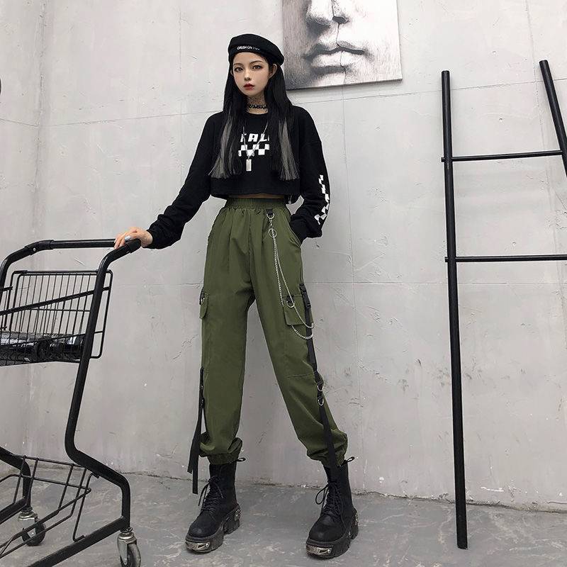 黒パンツ チェーン飾り付き機能的カーゴパンツ