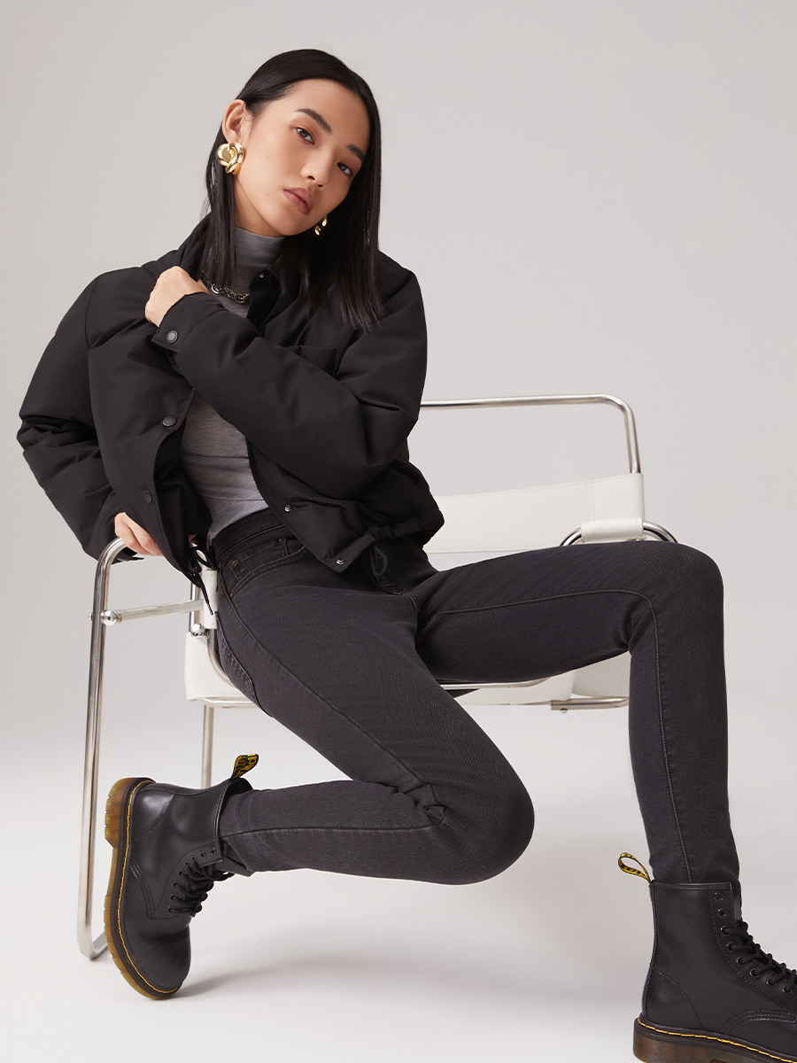 黒パンツ シルエット美人スキニーデニム