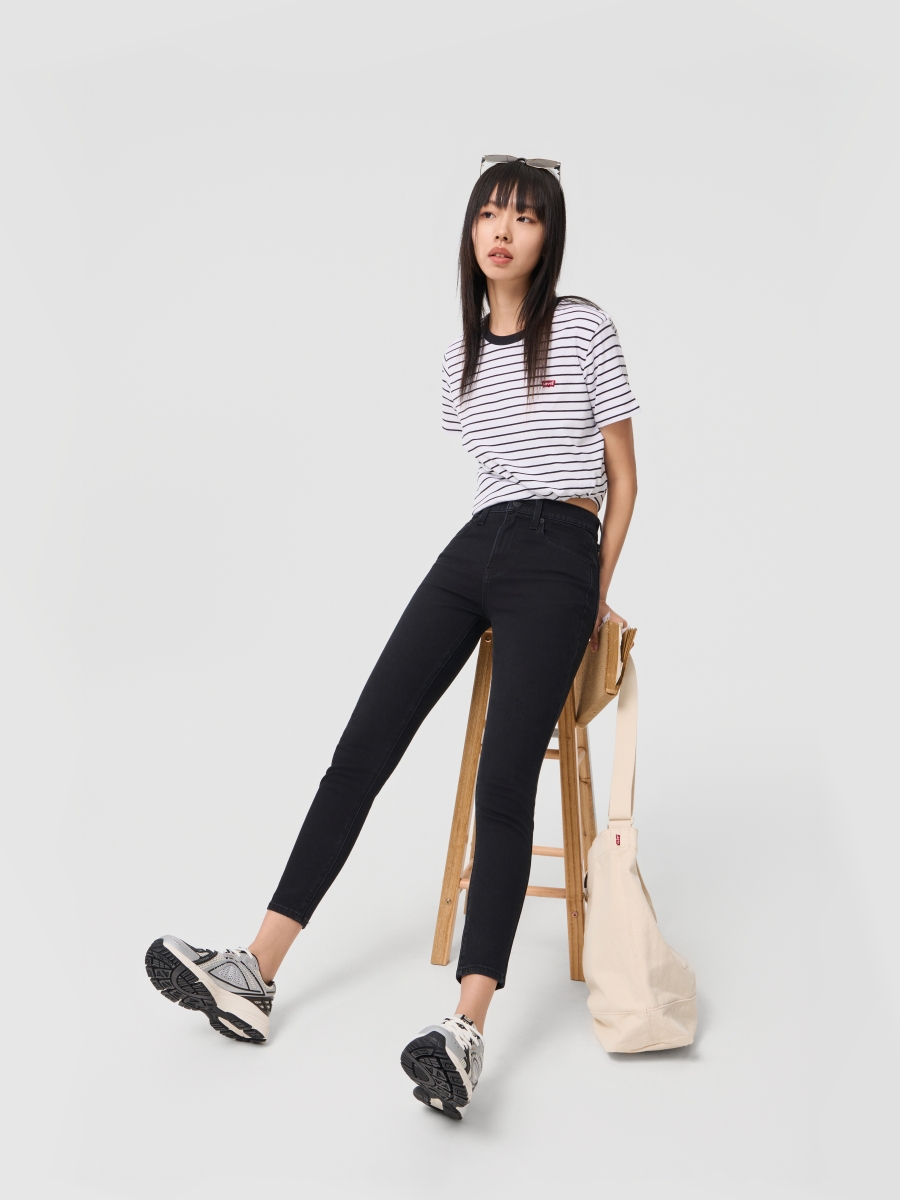 黒パンツ すっきりシルエット細身デニム