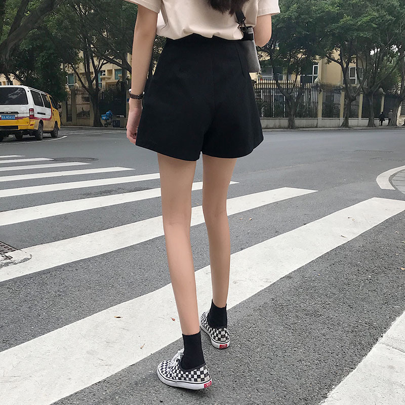 黒パンツ タックデザイン ふんわりショート