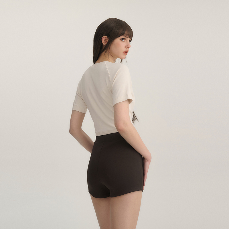 黒パンツ すっきりシルエット スポーティーパンツ