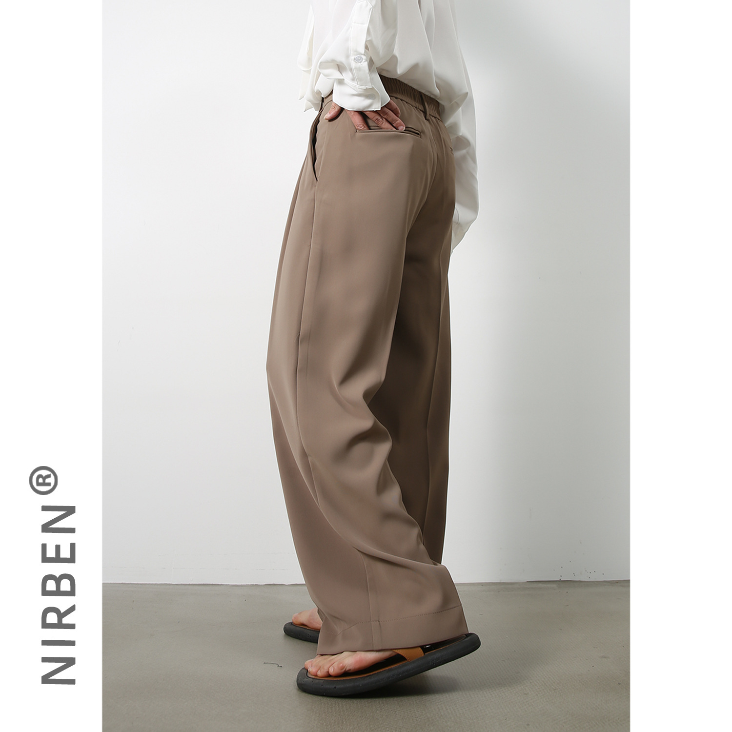 黒パンツ なめらかドレープワイドパンツ