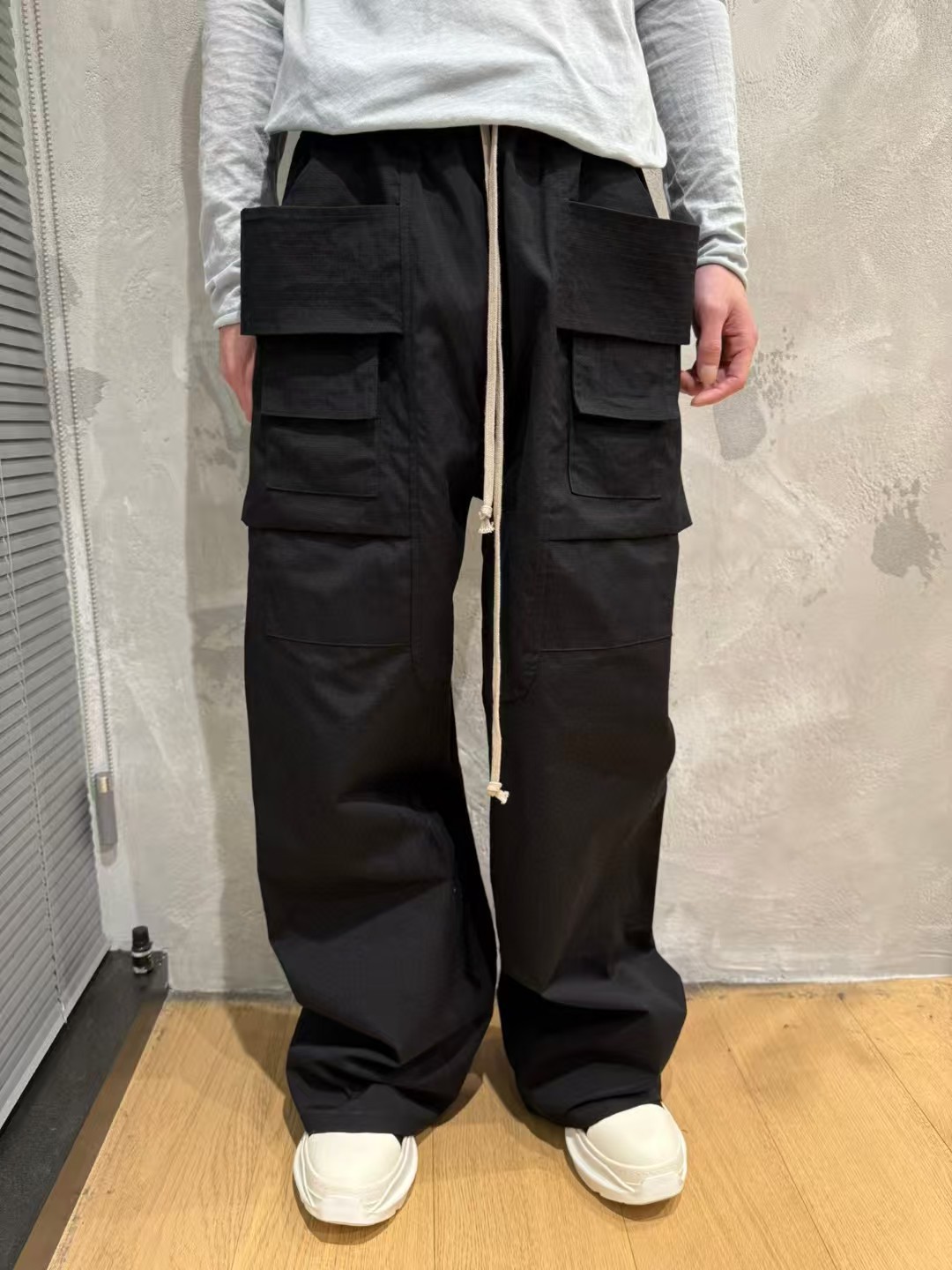 黒パンツ 男女兼用多機能ポケット付黒ワイドパンツ春秋新作