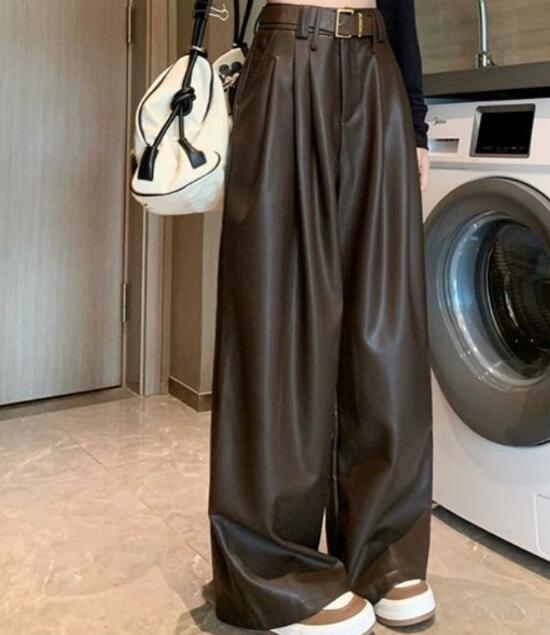 黒パンツ 秋冬新作　黒革風ワイドレザーパンツ　ベルト付き