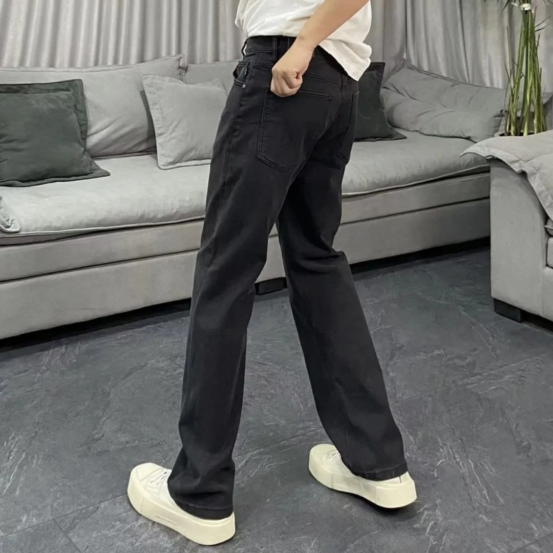 黒パンツ すっきりシルエット ストレートデニム