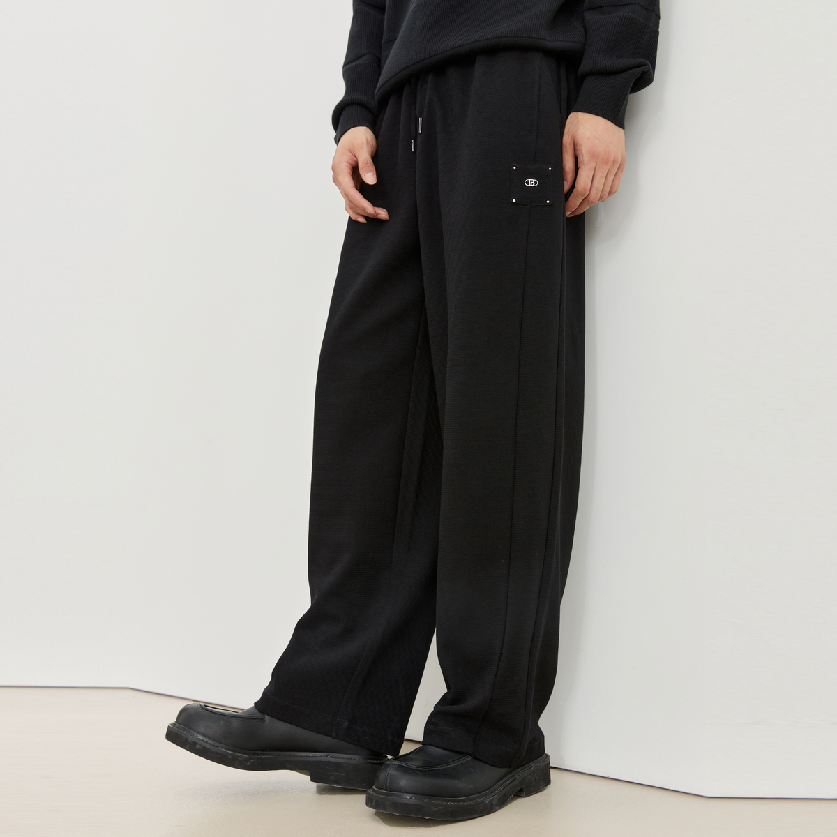 黒パンツ リラックスシルエット ドロスト パンツ