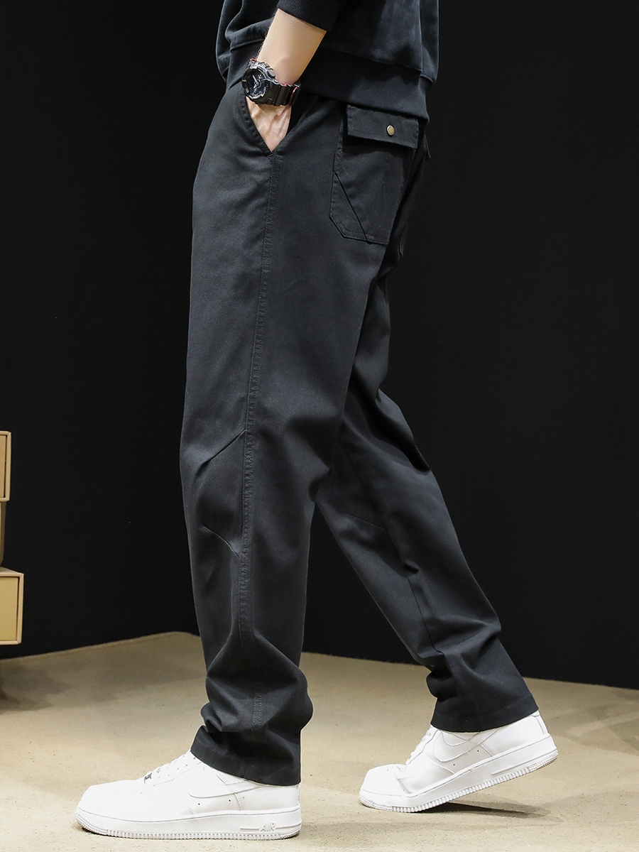 黒パンツ リラックス感のある大人のチノパン