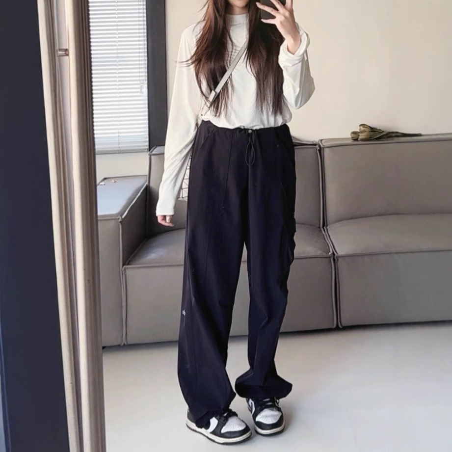 黒パンツ ゆったりシルエットワイドカーゴパンツ