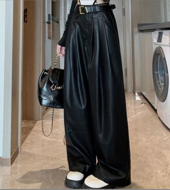 黒パンツ 秋冬新作　黒革風ワイドレザーパンツ　ベルト付き