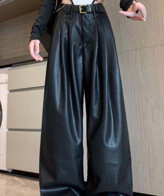 黒パンツ 秋冬新作　黒革風ワイドレザーパンツ　ベルト付き