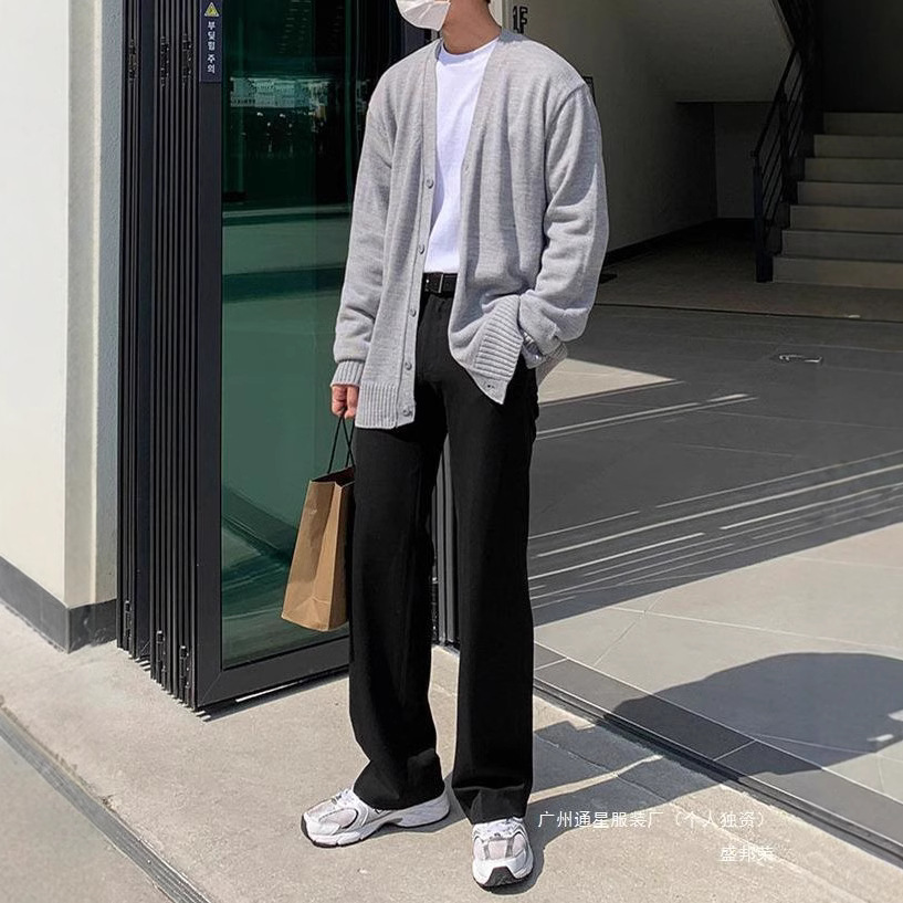 黒パンツ ストレートシルエット リラックススラックス