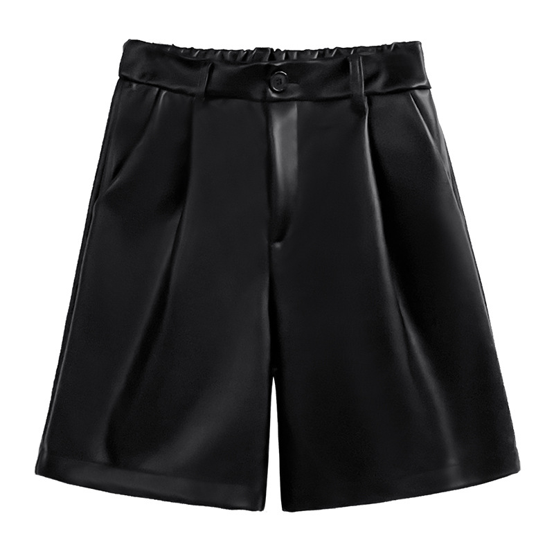 黒パンツ 艶やか革調ワイドショート