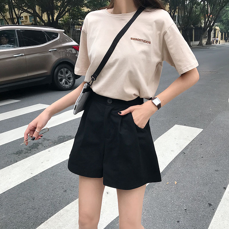 黒パンツ タックデザイン ふんわりショート