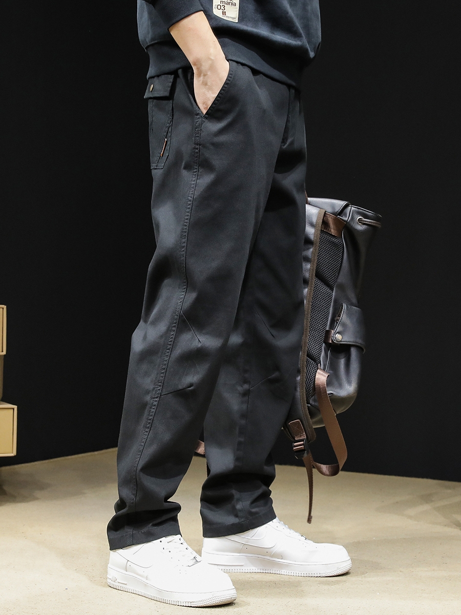 黒パンツ リラックス感のある大人のチノパン