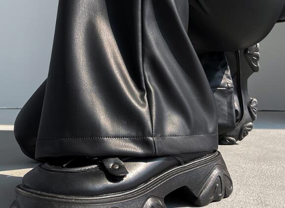 黒パンツ 秋冬新作黒革調フレアパンツ