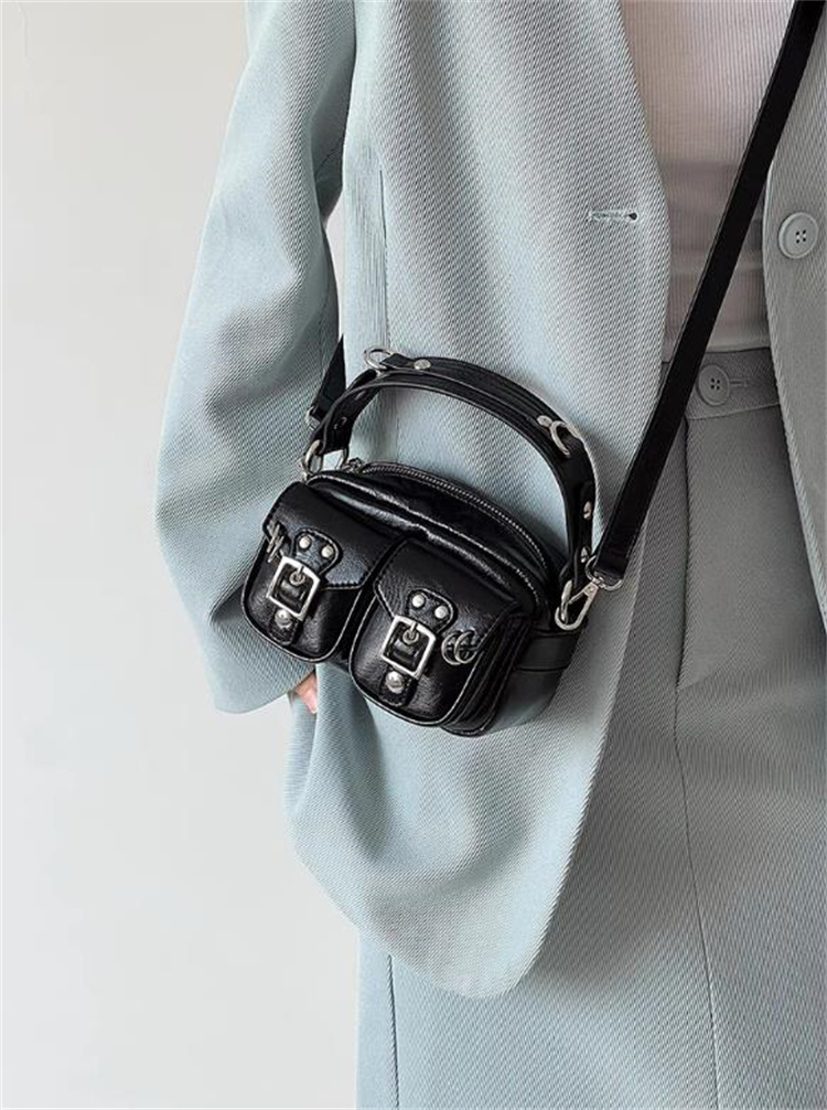 黒 バッグ レザー小型ショルダーバッグ ポケット付き