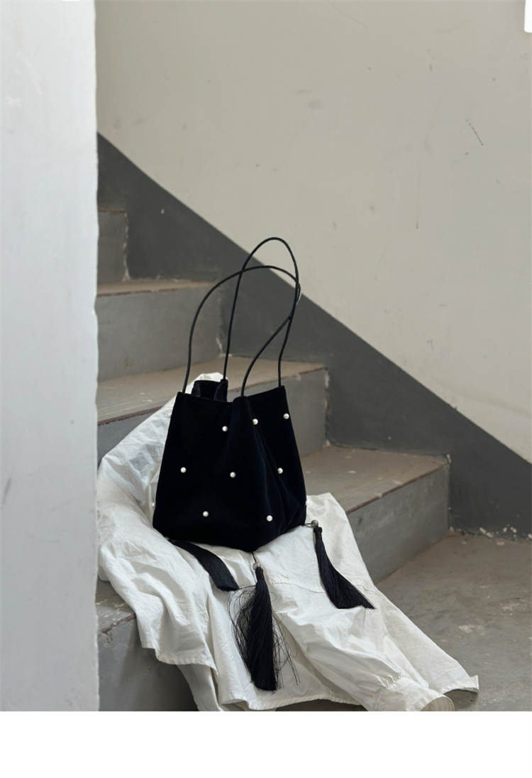 黒 バッグ ベルベット巾着バッグ タッセル付き上品ショルダー