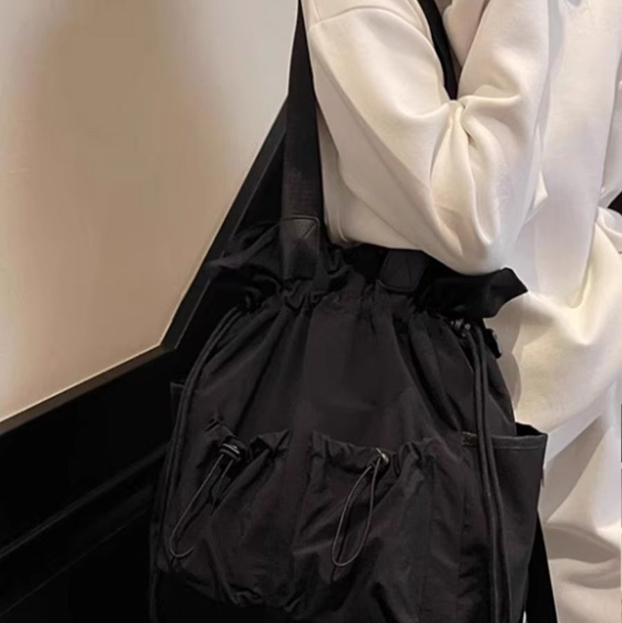 黒 バッグ 黒色二通り使い巾着型鞄 軽量大容量 トート