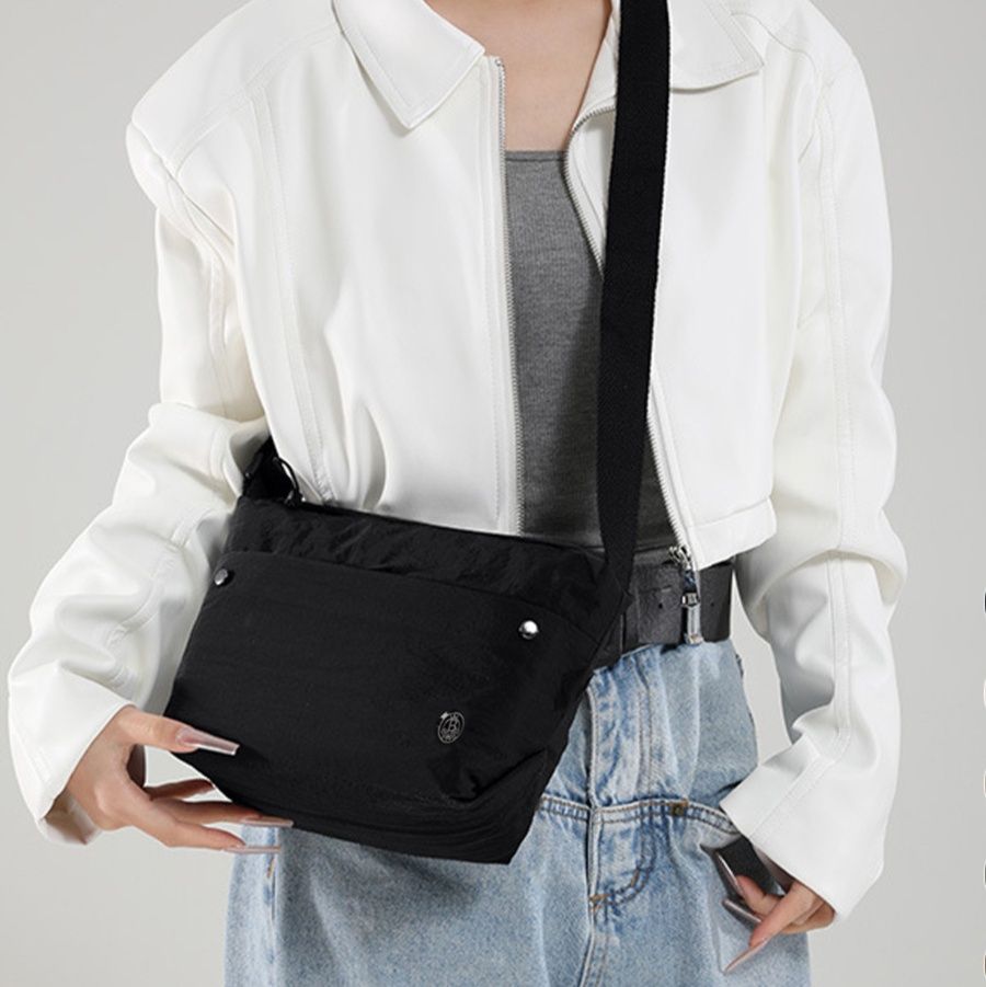 黒 バッグ 軽量ナイロン製ミニショルダーバッグ黒