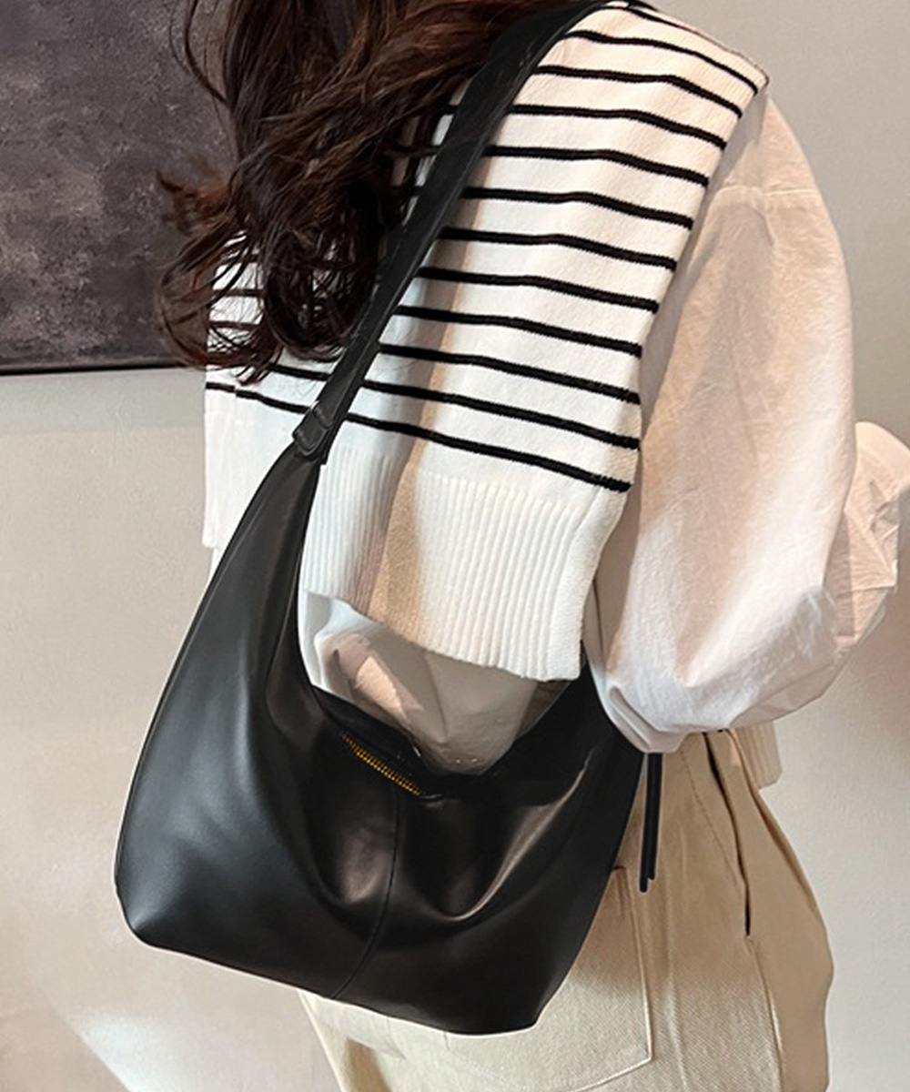 黒 バッグ 黒ショルダーバッグ 合成皮革 軽量 男女兼用