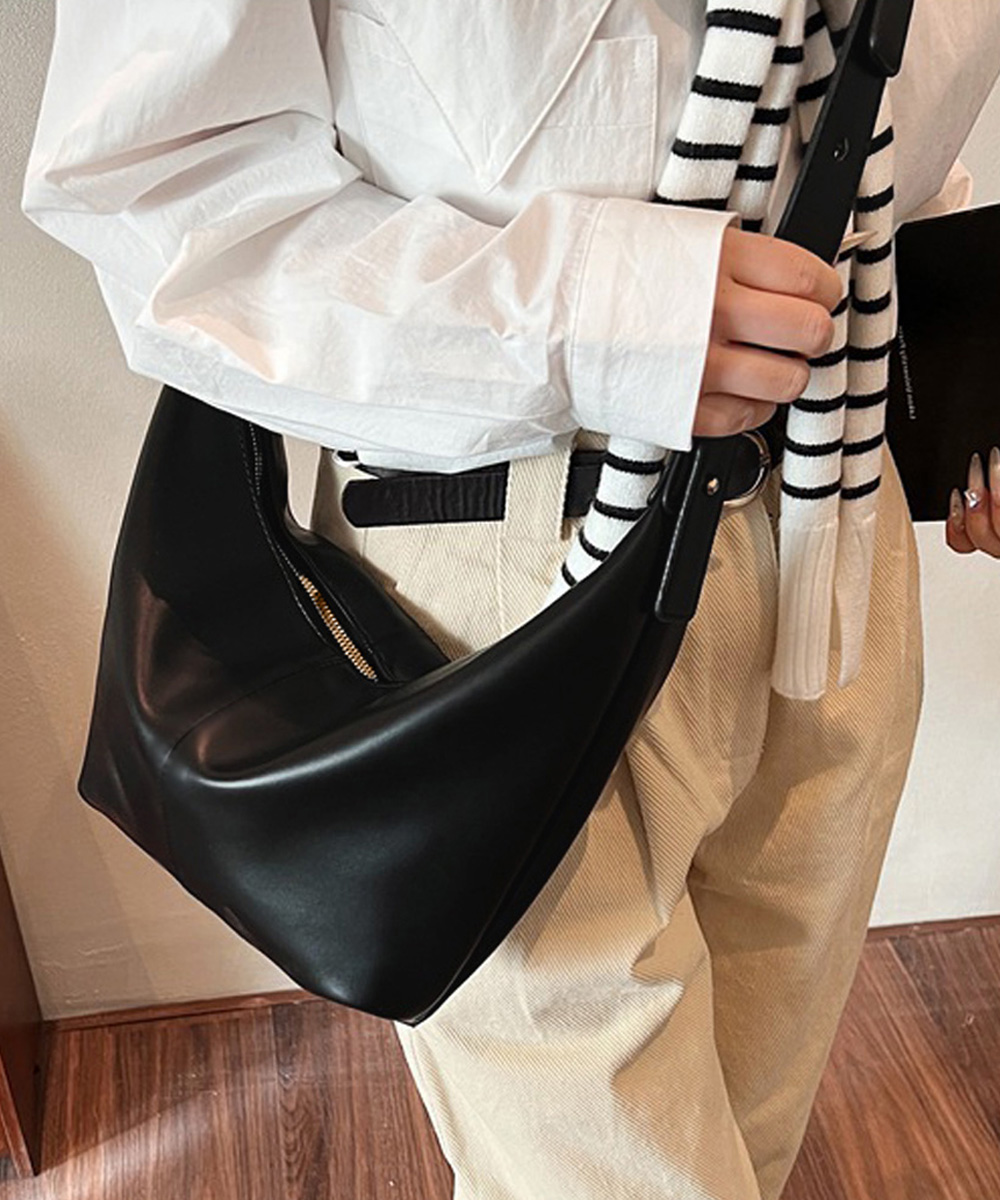 黒 バッグ 黒ショルダーバッグ 合成皮革 軽量 男女兼用