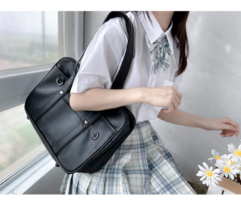 黒 バッグ 通学用黒バッグ イヤホン穴付き スクールバッグ 中高生向け