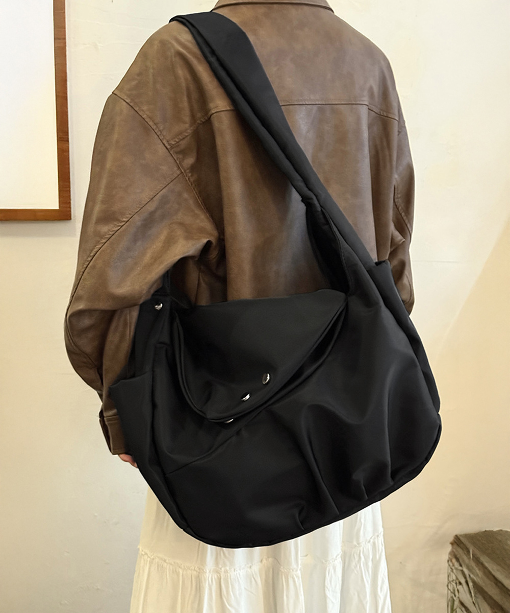 黒 バッグ 大容量ナイロンショルダーバッグ黒カジュアル斜め掛け