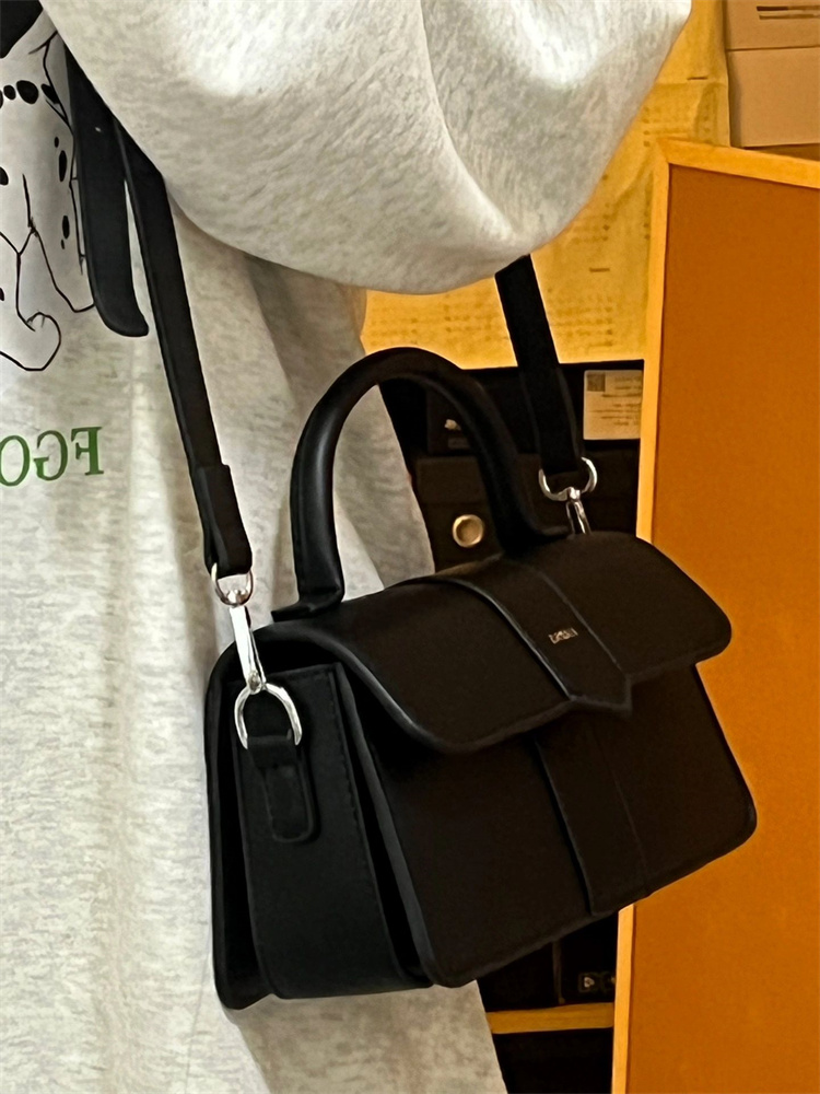 https://fulmo-img-server.com/kurobag/33df3eca-826f-4e5a-b30e-b8b725397907.jpg