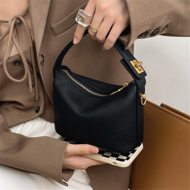 https://fulmo-img-server.com/kurobag/35a3fd4e-f592-4816-af50-9e3a6e39db64.jpg