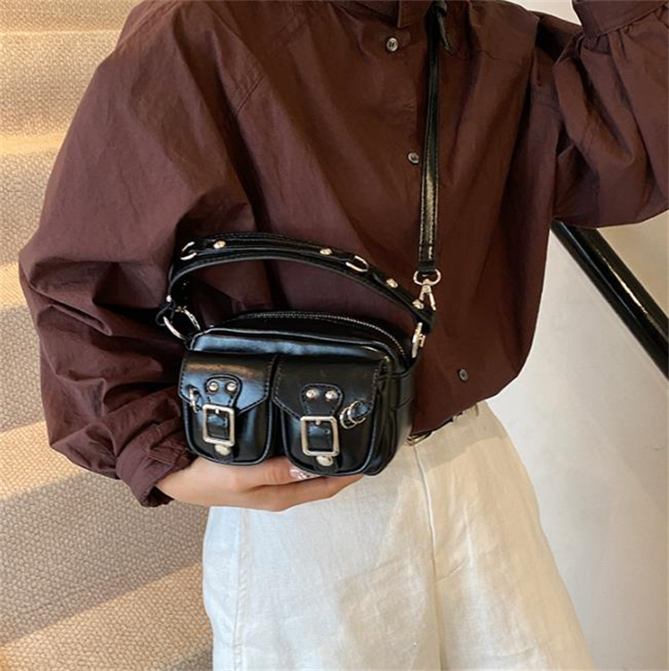 黒 バッグ レザー小型ショルダーバッグ ポケット付き