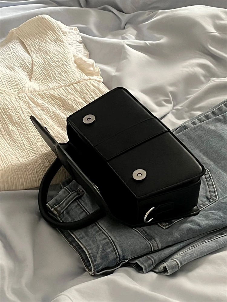 https://fulmo-img-server.com/kurobag/3f1b7317-f755-4bba-8567-a2cc135310f2.jpg